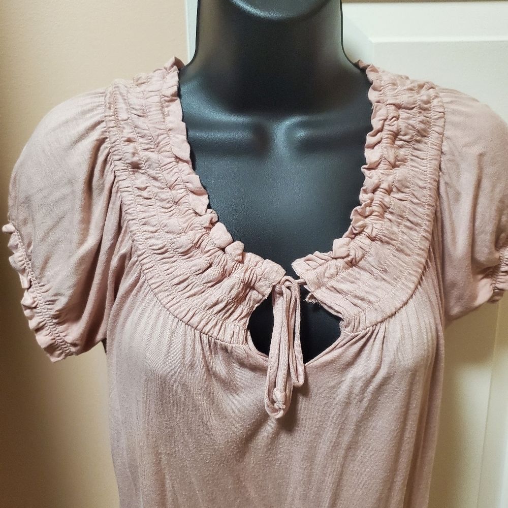 New York & Company Keyhole Top - Picture 2 of 13